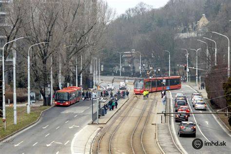 Historická fotografia električkovej trate v Karlovej Vsi z roku 1992