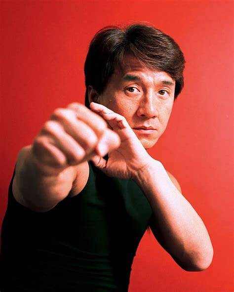 Jackie Chan vykonávajúci kaskadérsky kúsok