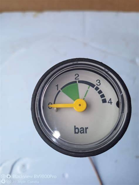 Manometer na kotle Junkers ukazujúci tlak