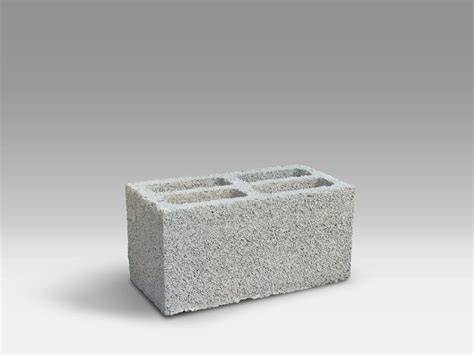 Spokojný zákazník preberajúci rýchlo dodaný stavebný materiál