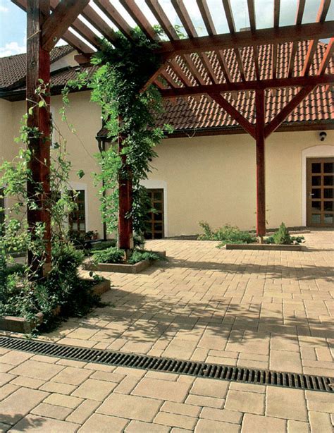 Zladenie vonkajšej dlažby s architektúrou domu