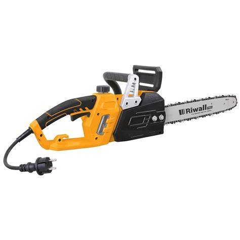 Elektrická reťazová píla Riwall PRO RECS 2340 v akcii