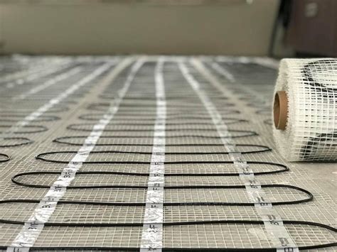 Produktové obrázky dvojžilových vykurovacích rohoží rôznych značiek