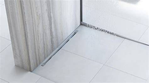 Detail sprchového žľabu integrovaného do dlažby s minimalistickým roštom