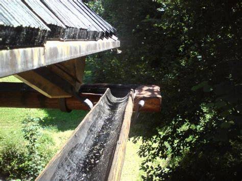Proces ručného dlabania dreveného žľabu