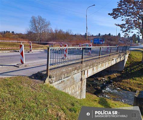 Detailná fotografia mosta ukazujúca poškodenie