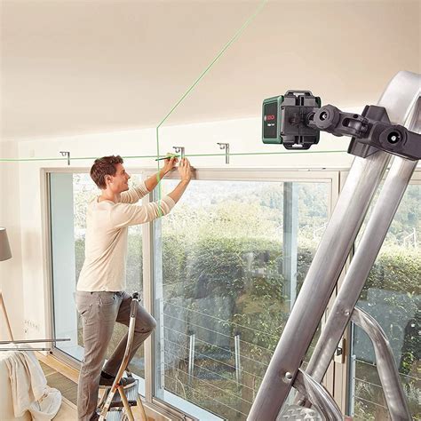 Tapetovanie stien s krížovým laserom Bosch Quigo II