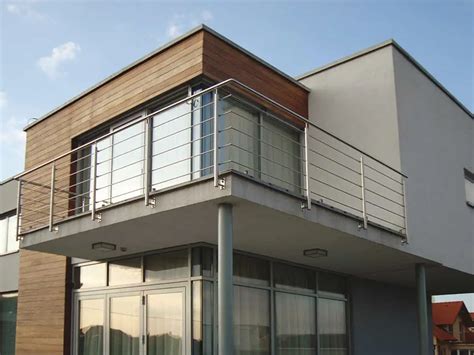 Montáž nového zábradlia na balkóne s bezpečnostnými opatreniami
