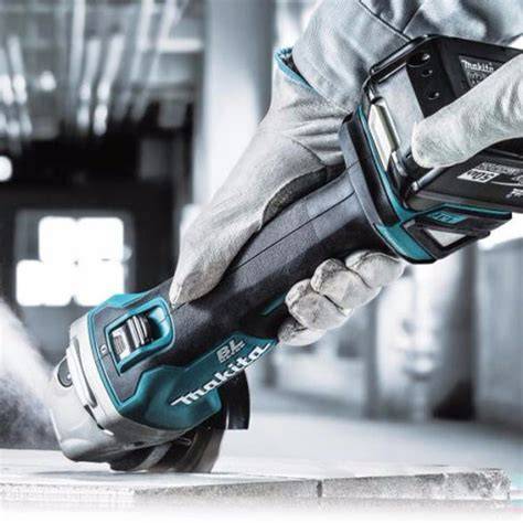 Ergonomický dizajn uhlovej brúsky Makita DGA504RTJ v ruke