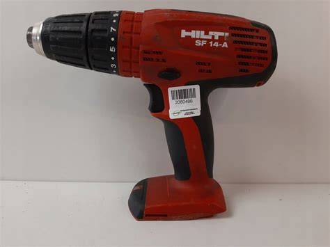 Detailný záber na akumulátorový skrutkovač Hilti SFC 14 pri práci na stavbe