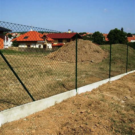 Betónové podhrabové dosky pod pletivovým plotom