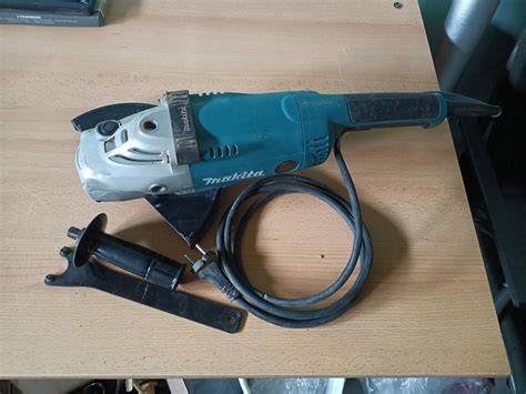 Detail uhlovej brúsky Makita GA9020 v prevádzke