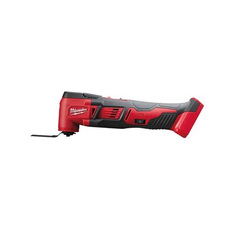 Detailný záber na akumulátorové multifunkčné náradie Milwaukee M18 BMT pri práci