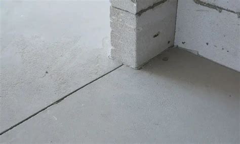 Schématické znázornenie betónovej konštrukcie s výstužou a bez nej