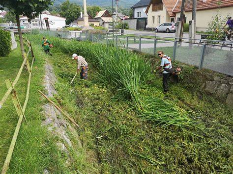 Práce svojpomocne - oškrabávanie starých omietok