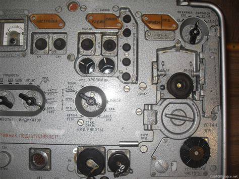 Detail brúsneho vreteníka a ovládacích prvkov