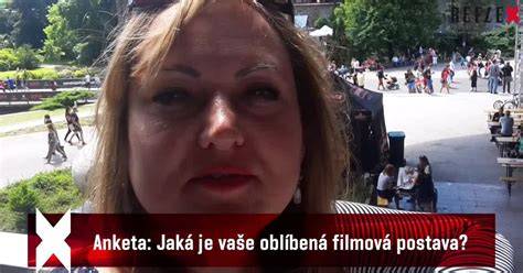 Osamelá postava v preplnenom meste