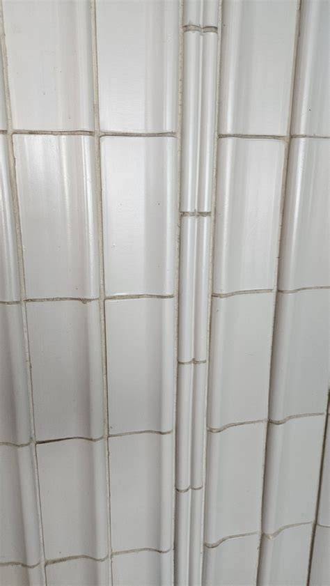 Detail bieleho lesklého keramického obkladu