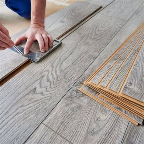 Detailná oprava poškodenej laminátovej lamely