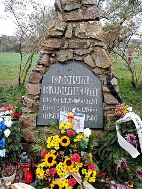 Detail zlátených nápisov na žulovom pomníku