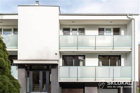 Galéria realizácií sklenených zábradlí na balkóne a schodisku