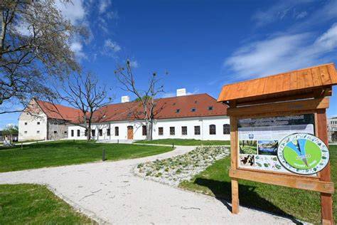 Kaštieľ v Čunove: pred premenou na ekocentrum a po jej dokončení