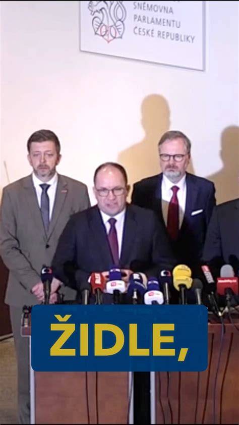 Politici diskutujúci o rekonštrukcii vlády v parlamente