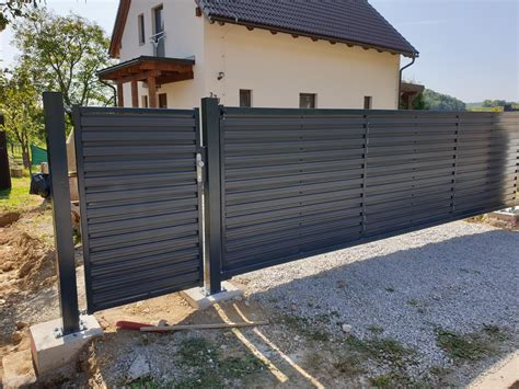 Detail vertikálnej panelovej výplne zábradlia
