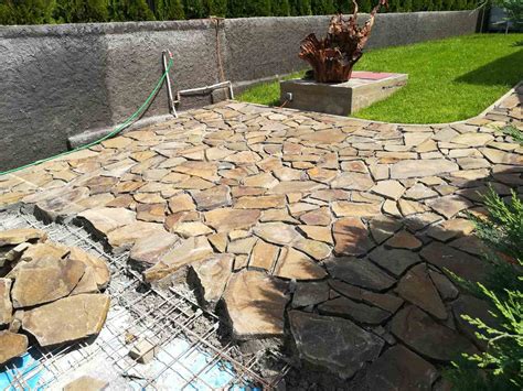 Elegantná dlažba imitujúca kameň v bronzových tónoch