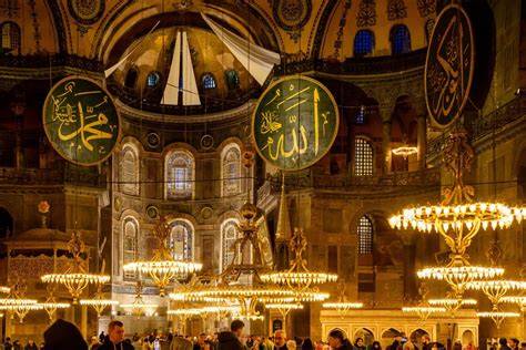 Interiér Hagia Sofia s kupolou