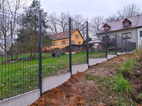 Detail tradičného kovaného plotu s ornamentmi