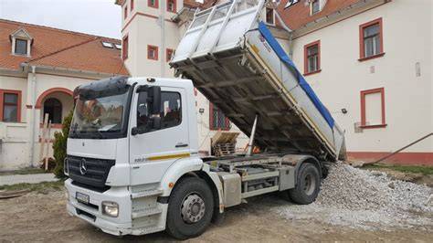 Doprava strešných materiálov na stavenisko