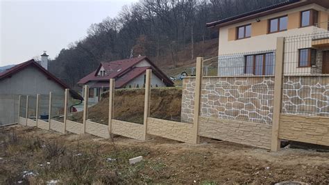 Staré betónové základy plotových stĺpikov