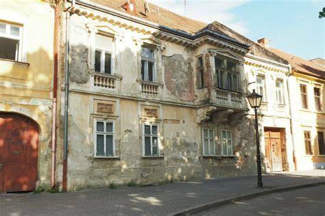 Historický dom so strechou z bobrovky