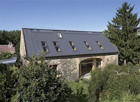 Moderná architektúra s detailmi bobrovkovej strechy