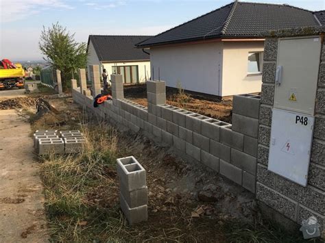 výstavba plotu z betónových tvárnic