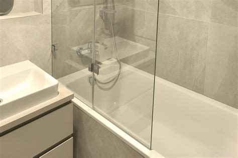 Detail sklenenej vaňovej zásteny s antiplakovou úpravou