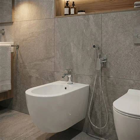 Klasický závesný bidet a bidetová batéria