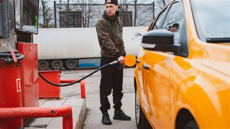 Motorista tankuje palivo OMV