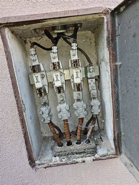 Príprava elektroinštalácie a utesnenie medzier pred fúkaním izolácie