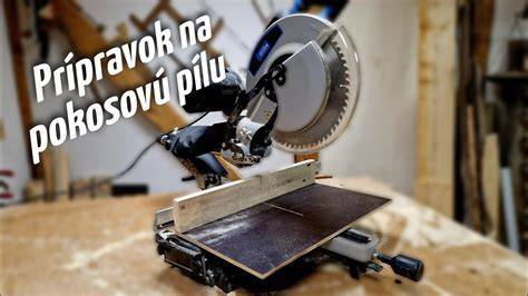 Detailný záber na lupienkovú pílu pri práci