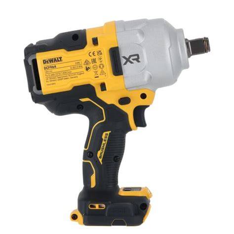Rázový uťahovák DeWalt v akcii