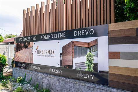 Tím profesionálnej montáže veľkoformátových reklamných tabúľ