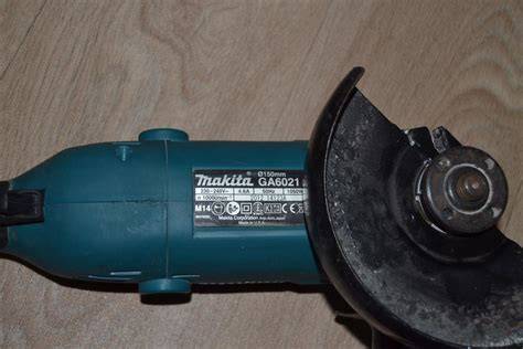 Ergonomický dizajn uhlovej brúsky Makita GA6021