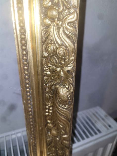 Detail starožitného liatinového krbu s ozdobami