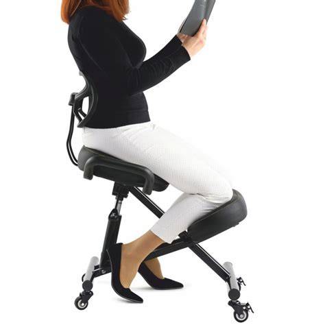 Žena s dobrým držaním tela sediaca za ergonomickým stolom