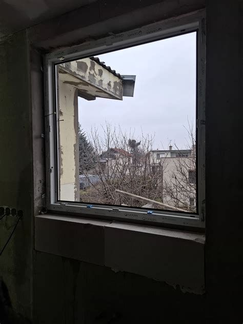 Montáž okna s použitím montážnej peny v zime