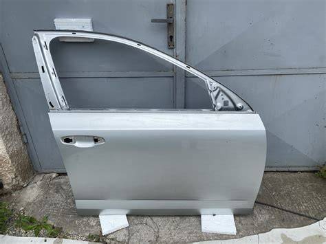 Rozobraté predné dvere Škoda Octavia III