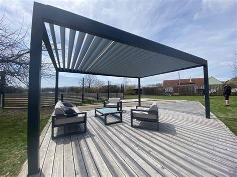samonosná hliníková pergola pri dome
