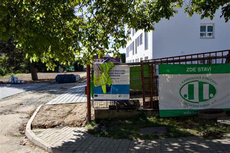 Prierez vsakovacou dlažbou ukazujúci priesak vody